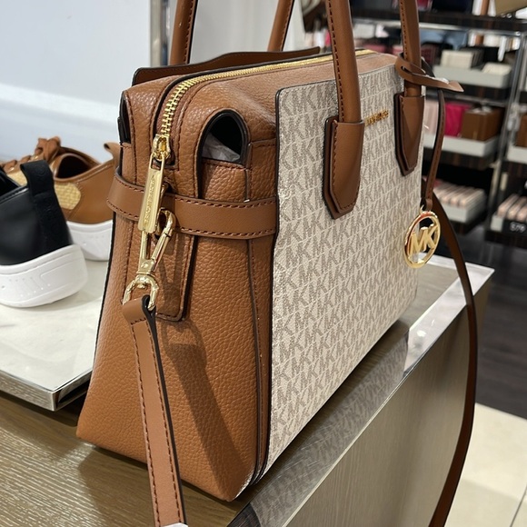 MICHAEL KORS
Mercer Medium Logo and Leather Belted Satchel
Vanilla 
NWT - Picture 9 of 16